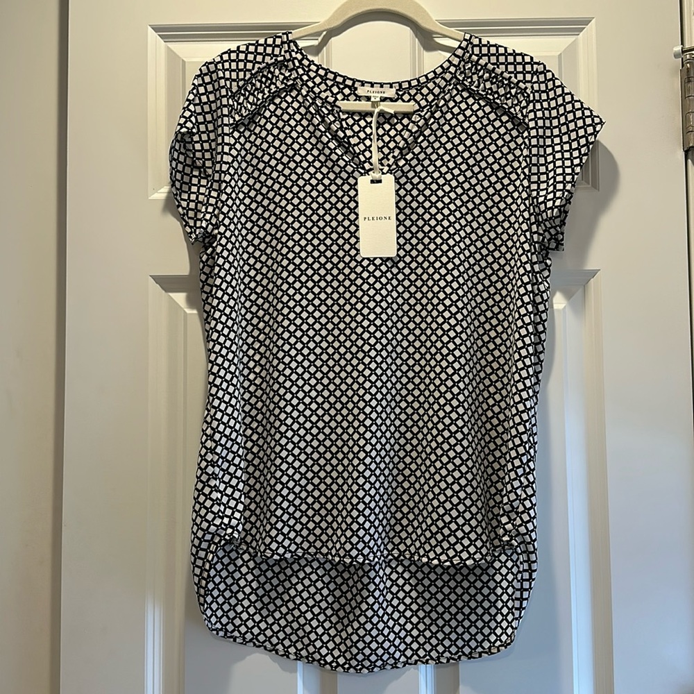 Pleione black and white top